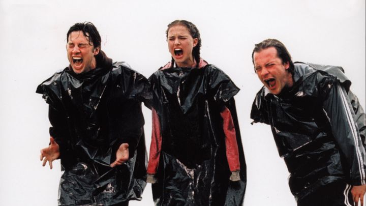 Zach Braff,&nbsp;Natalie Portman&nbsp;et Peter Sarsgaard affubl&eacute;s de sacs-poubelle sous la pluie dans "Garden State", sorti en 2005. (AFP)