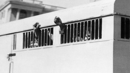 Huits hommes, dont le militant anti-apartheid et membre&nbsp;du Congr&egrave;s national Africain Nelson, condamn&eacute;s &agrave; la prison &agrave; perp&eacute;tuit&eacute; quittent le palais de justice de Pretoria, le 16 juin 1964. ( AFP )