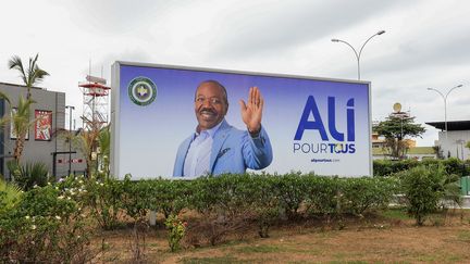 Un panneau publicitaire de campagne du président gabonais déchu Ali Bongo, le 3 septembre 2023, à Libreville. (AFP)