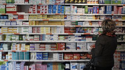 Une femme devant les rayonnages d'une pharmacie de Caen (Calvados), le 16 novembre 2012. (CHARLY TRIBALLEAU / AFP)