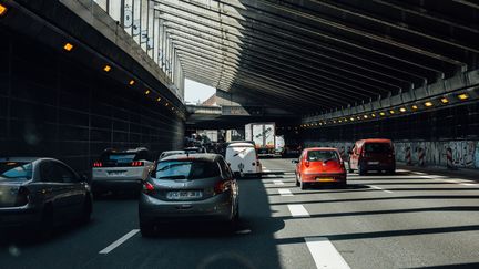 Des automobilistes sont bloqués sur le périphérique parisien, le 23 juillet 2021. (DELPHINE LEFEBVRE / HANS LUCAS / AFP)