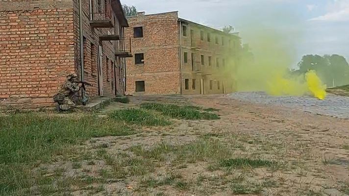 Pendant leur formation de quatre semaines, les soldats ukrainiens sont formés à plusieurs techniques de combat. (ÉRIC BIEGALA / RADIO FRANCE)