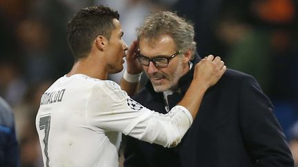 Cristiano Ronaldo parlant &agrave; l'oreille de Laurent Blanc, &agrave; la fin du match Real Madrid-PSG, le 3 novembre 2015 &agrave; Madrid (Espagne). (DANIEL OCHOA DE OLZA / AP / SIPA)