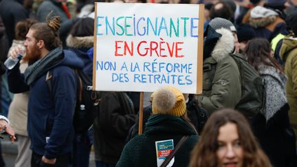 Une enseignante manifeste contre la réforme des retraites à Paris, le 5 décembre 2019. (LAURE BOYER / HANS LUCAS)