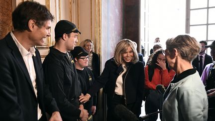 Brigitte Macron et Elisabeth Borne recontre les employés du Café Joyeux, avec les apprentis du CFA Mederic à l'occasion du "Duo Day", le 17 novembre 2022 à Matignon.&nbsp; (STEPHANE DE SAKUTIN / AFP)