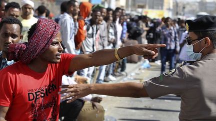 Des membres des forces de sécurité saoudiennes arrêtent des travailleurs éthiopiens lors d'une émeute à Manfouha, dans le sud de Riyad, le 9 novembre 2013.
 (Faisal Al Nasser/Reuters)