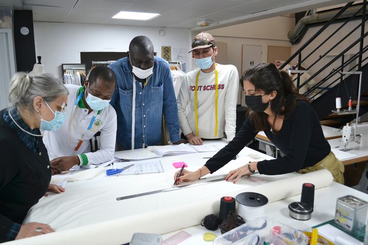 Des couturiers&nbsp;de la&nbsp;Fabrique Nomade ont participé au projet d'une capsule avec Le Slip français et la créatrice Agnès.b, septembre 2021. (La Fabrique Nomade)