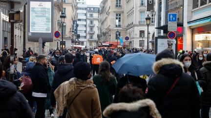 Des passants dans une rue de Paris, le 30 janvier 2021. (GEOFFROY VAN DER HASSELT / AFP)