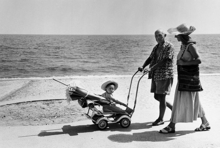 Picasso sur la plage avec son fils Claude et sa compagne Françoise Gilot, août 1948 
 (Robert Capa © International Center of Photography/Magnum Photos.)