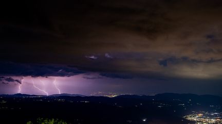 Des éclairs au-dessus de la province de Rieti (Italie), le 11 août 2022. (RICCARDO FABI / NURPHOTO / AFP)