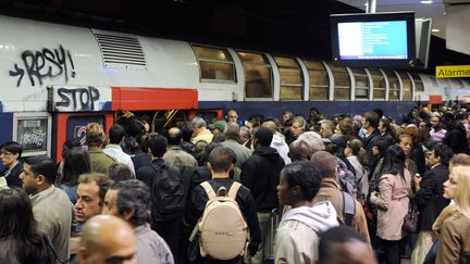 Le RER B en Gare du Nord, &agrave; Paris, en juin 2011. (BERTRAND GUAY / AFP)