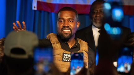 Kanye West, portant un gilet pare-balles, s'adresse à ses supporters lors d'un discours de campagne pour la prochaine élection présidentielle américaine, le 19 juillet 2020 à North Charleston en Caroline du Sud (photo d'illustration). (RICHARD ELLIS / MAXPPP)