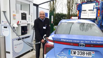 Un chauffeur de taxi de la compagnie Hype fait le plein d'hydrogène. Photo d'illustration. (EMILIE DEFAY / FRANCE-BLEU 107.1)