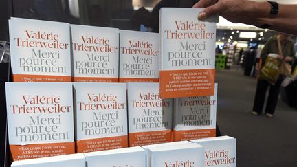 Une personne prend un exemplaire du livre de Val&eacute;rie Trierweiler&nbsp;"Merci pour ce moment", dans une librairie de Montpellier (H&eacute;rault), le 4 septembre 2014.&nbsp; (PASCAL GUYOT / AFP)