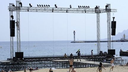 Le montage de l&#039;écran des projections de la plage à à Cannes
 (ANNE-CHRISTINE POUJOULAT/AFP)