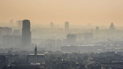 Le nuage de pollution concernen &eacute;galement d'autres pays du Nord de l'Europe, comme ici &agrave; Bruxelles (Belgique). (GEERT VANDEN WIJNGAERT / AP / SIPA)