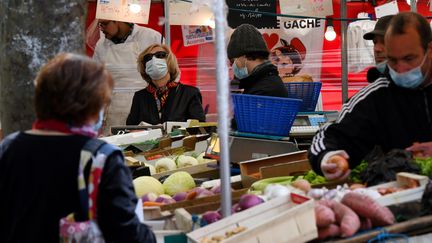 Dans un marché parisien, le 12 mai 2020. (FRANCK FIFE / AFP)