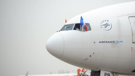 Un avion Air France sur l'a&eacute;roport de Wuhan (Chine), le 12 avril 2012. (GOH CHAI HIN / AFP)