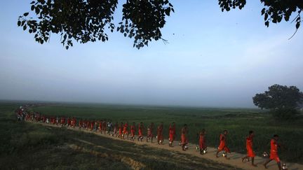 Des hindous transportant des r&eacute;cipients remplis avec de l'eau du Gange entreprennent un p&egrave;lerinage vers le temple de Shiva &agrave; Allahabad (Inde), le 2 septembre 2012. (RAJESH KUMAR SINGH / AP / SIPA)