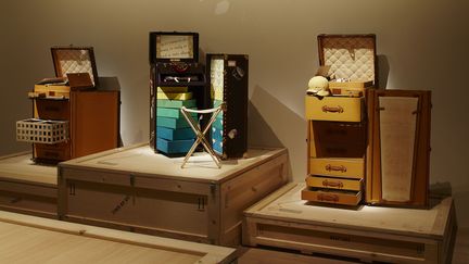 Wardrobe, cabine, plate, lit, secrétaire, auto, aéro… des termes qui qualifient autant d’inventions imaginées dès 1854 par Louis Vuitton et ses descendants. À chaque modèle son utilisation précise et ses dimensions spéciales. Espaces restreints, besoin de légèreté, volumes spécifiques, vêtements à stocker pliés ou suspendus : chaque malle est une définition du savoir-faire du maroquinier. 
 (Louis Vuitton Malletier)