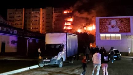 Un immeuble est en feu après qu'un avion militaire russe s'est écrasé, le 17 octobre 2022, à Ieïsk (Russie), non loin de la frontière avec l'Ukraine.&nbsp; (AFP)