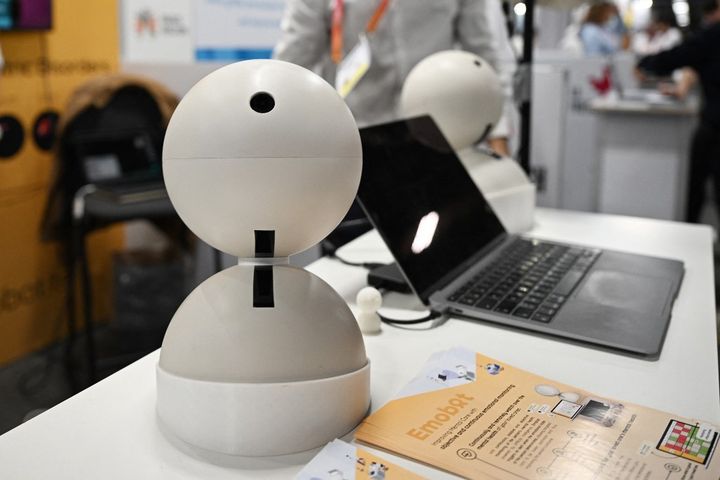 L'Emobot, le "thermomètre émotionnel" qui mesure et analyse les émotions, sur le stand de la start-up française au CES 2023 à Las Vegas (Etats-Unis), le 5 janvier 2023. (ROBYN BECK / AFP)