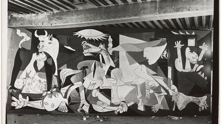 Le Musée national Picasso-Paris consacre une exposition à "Guernica", un des tableaux les plus connus au monde, réalisé à Paris en 1937 et conservé de manière permanente à Madrid au Musée Reina Sofia depuis 1992. Peint après le bombardement de la ville basque de Gernika pour le dénoncer, ce symbole antifranquiste et pacifiste devenu une icône populaire est aussi une synthèse de quarante ans de recherches plastiques de Picasso. Du 27 mars au 29 juillet 2018. Ici, photo de Dora Maar : "Guernica" en cours d'exécution, état VII, atelier des Grands-Augustins, Paris, en mai-juin 1937, Musée national Picasso-Paris, don Succession Picasso, 1992
 (RMN-Grand Palais / Mathieu Rabeau © Succession Picasso 2018)