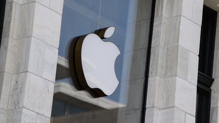 Le logo d'Apple sur un magasin de la marque à Washington, en septembre 2021. (NICHOLAS KAMM / AFP)