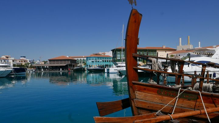 L’ancien&nbsp;port entièrement revisité et&nbsp;de la nouvelle marina de&nbsp;Limassol, près du&nbsp;vieux quartier du&nbsp;château médiéval où fut célébré en&nbsp;1191 le mariage de Richard Coeur&nbsp;de Lion et Bérengère de Navarre (EMMANUEL LANGLOIS/FRANCEINFO)