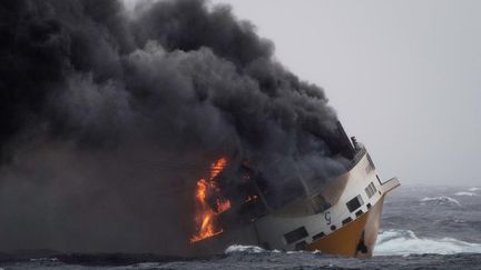 Le navire italien "Grande America" en feu aux larges des côtes françaises, le 11 mars 2019. (MARINE NATIONALE)