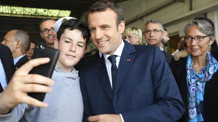 Un&nbsp;adolescent prend un selfie avec Emmanuel Macron, à Lorient (Morbihan), le 1er juin 2017. (DAMIEN MEYER / AFP)