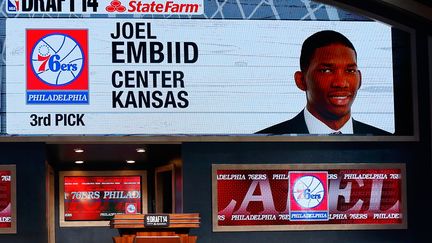 Joel Embiid avait été sélectionné en 3e position de la Draft 2014 (MIKE STOBE / GETTY IMAGES NORTH AMERICA)