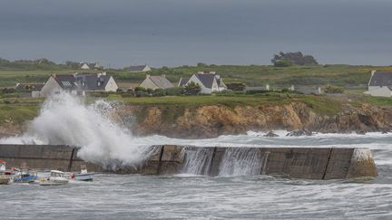 De fortes vagues à Audierne (Finistère), le 6 décembre 2022. (LANSARD GILLES / HEMIS.FR / AFP)