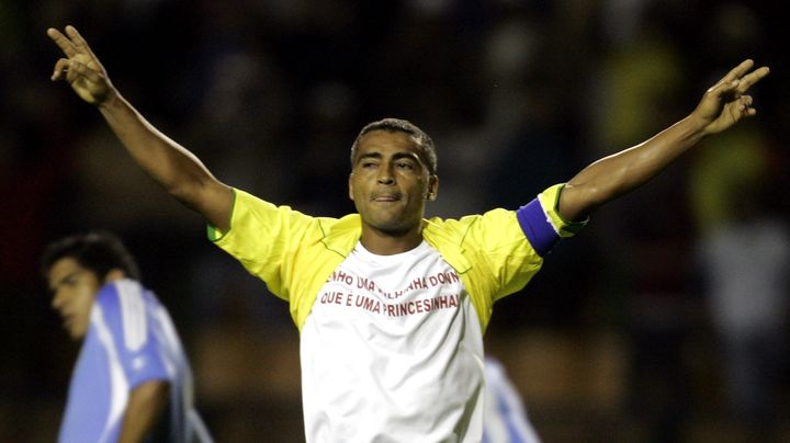 L'attaquant br&eacute;silien Romario soul&egrave;ve son maillot pour d&eacute;voiler un tee-shirt o&ugrave; il annonce que sa fille est trisomique, le 27 avril 2005, &agrave; Sao Paulo (Br&eacute;sil). ( PAULO WHITAKER / REUTERS)