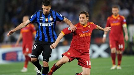 Totti (AS Roma) à la lutte avec Motta (Inter Milan)