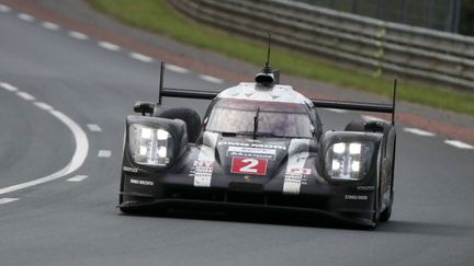 &nbsp; (Le Français Romain Dumas, l'Allemand Marc Lieb et le Suisse Neel Jani ont remporté sur Porsche les 24 Heures du Mans © Kamil Zihnioglu/AP/SIPA)