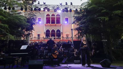 La chanteuse libanaise Fadia Tomb El-Hage entourée d'un choeur et de musiciens, lors du concert pour les victimes de la double explosion de Beyrouth du 4 août, dans les jardins du palais Sursock à Achrafieh (Beyrouth, Liban), le 20 septembre 2020.&nbsp; (ANWAR AMRO / AFP)