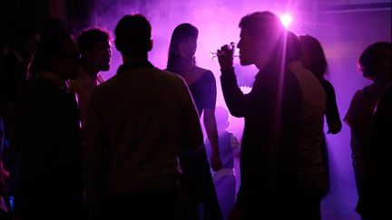 Des personnes sur le dance-floor en discothèque (image prétexte). (VINCENT ISORE / MAXPPP)