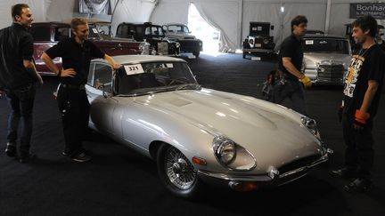 Une&nbsp;Jaguar XKE Series II de 1969 expos&eacute;e pour une vente aux ench&egrave;res &agrave; Los Angeles (Etatst-Unis), le 13 novembre 2009. (MARK RALSTON / AFP)