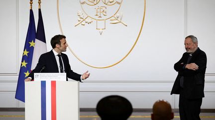 Le président de la République Emmanuel Macron remet les&nbsp;insignes de chevalier de la Légion d'honneur au prêtre Pascal Gollnisch, directeur général de l'Œuvre d'Orient depuis 2010. (SARAH MEYSSONNIER / POOL VIA AFP)