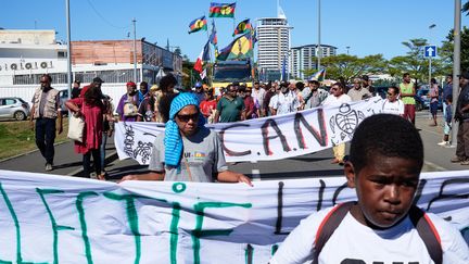 Une manifestation à l'appel du collectif Usine du Sud = usine pays pour s'opposer au projet de rachat de l'usine de Vale NC par l'australien New Century Resources, le 21 août 2020, à Nouméa, en Nouvelle-Calédonie. (THEO ROUBY / HANS LUCAS)