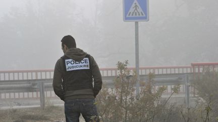 Un policier recherche des indices, le 28 novembre 2011 &agrave; Vitrolles (Bouches-du-Rh&ocirc;ne), &agrave; proximit&eacute; des lieux d'une fusillade ayant oppos&eacute; des malfaiteurs &agrave; des policiers de la brigade anticriminalit&eacute;. (BORIS HORVAT / AFP)