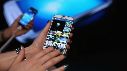 Le Samsung Galaxy S4, pr&eacute;sent&eacute; &agrave; New York (Etats-Unis), le 25 avril 2013. (NEILSON BARNARD / GETTY IMAGES NORTH AMERICA / AFP)