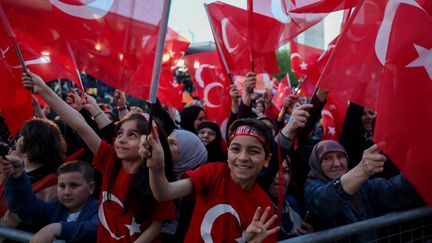 Des partisans du président sortant Recep Tayyip Erdogan dans les rues d'Ankara, le 14 mai 2023. (ADEM ALTAN / AFP)