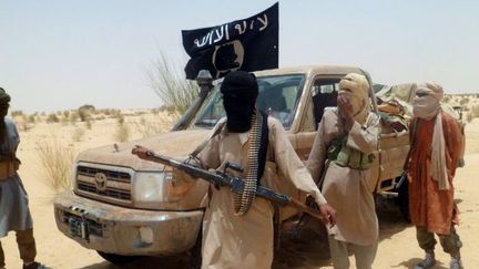 Rebelles islamistes d'Ansar Dine dans les faubourgs de Tombouctou, au Mali, le 24 avril 2012. (Photo AFP/Romaric Ollo Hien)