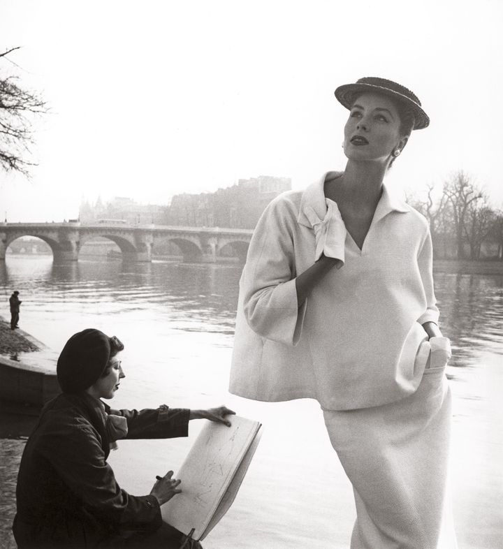 "Louise Dahl-Wolfe, l'élégance en continu" : Suzi Parker au bord de la Seine, ensemble Balenciaga, Paris, France, 1953
 (Louise Dahl-Wolfe, 1989 Center for Creative Photography, Arizona Board of Regents. Courtesy Staley-Wise Gallery, New York)