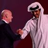 L'émir du Qatar, Tamim Ben Hamad Al Thani, salue le président de la&nbsp;FIFA,&nbsp;Gianni Infantino, à l'occasion du tirage au sort de la Coupe du monde, le 1er avril 2022 à Doha (Qatar). (FRANCOIS-XAVIER MARIT / AFP)