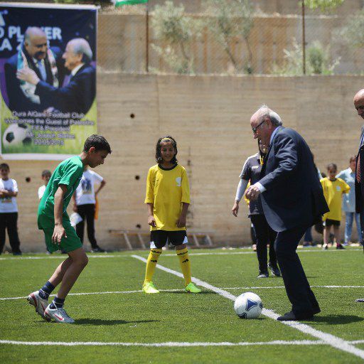 Le président de la FIFA Sepp Blatter et le président de la fédération palestinienne de football Jibril Rajoub jouent au football avec des enfants palestiniens près de Ramallah lors de sa tournée au Proche-Orient (20 mai 2015). (Shadi Hatem / ANADOLU AGENCY)