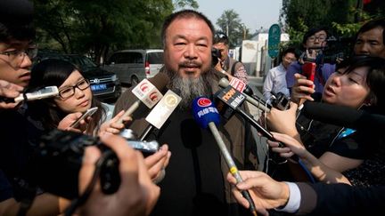 L&#039;artiste chinois Ai Weiwei à la sortie du tribunal qui a confirmé en appel sa condamnation à verser au fisc 15 millions de yuans
 (Ed Jones / AFP)