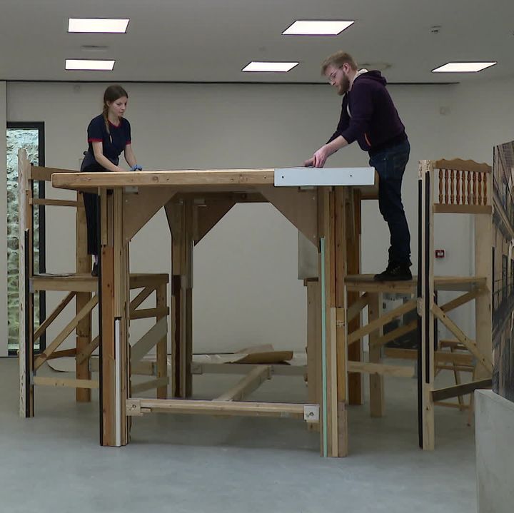 La table géante installée au coeur de l'exposition.&nbsp; (J. Piron / France Télévisions)